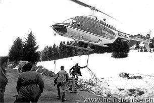 Regione della Gruyères/FR, ottobre 1974 - Il Bell 206A/B Jet Ranger II HB-XCP in servizio con la Heliswiss impegnato nel trasporto di materiale (HAB)