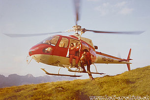 Swiss Alps, 1980s - The AS 350B Ecureuil HB-XGW in service with Linth Helikopter (family Kolesnik)