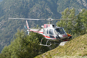 Centovalli/TI, ottobre 2008 - L'AS 350B3 Ecureuil HB-ZJO della Heli TV costretto ad esercizi di equilibrismo dal pilota Ruben Bertini (M. Bazzani)