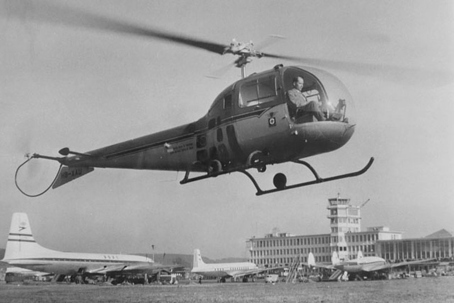 Aeroporto di Zurigo, marzo 1957 - Sepp Bauer ai comandi del nuovo Bell 47J Ranger HB-XAU della Società svizzera di salvataggio (HAB)