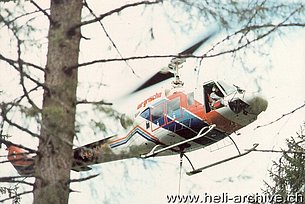 Anni '90 - Il Bell 214B-1 Big Lifter HB-XVZ in servizio con la Air Grischa durante un'operazione di logging (HAB)