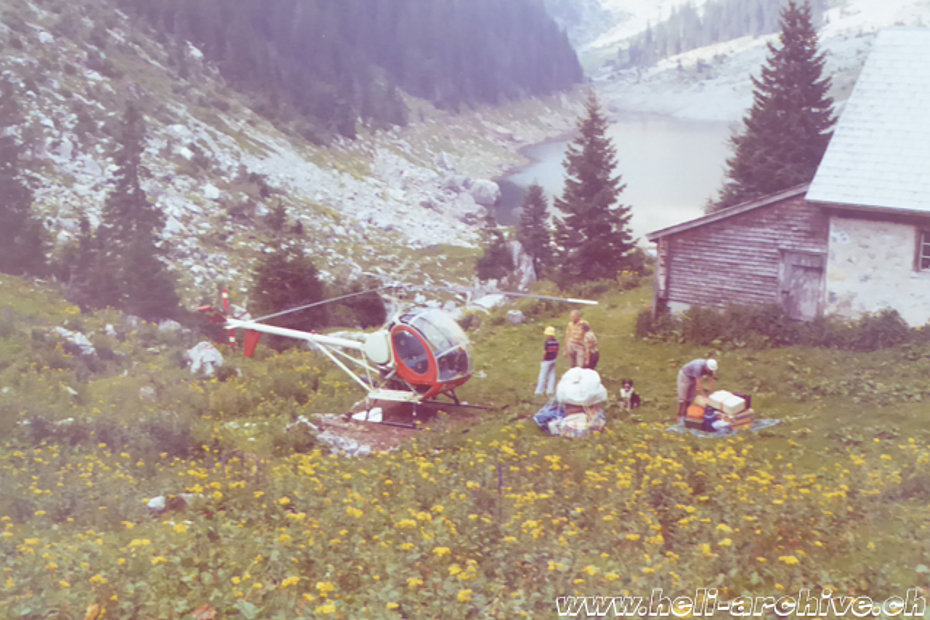 Nonostante le sue limitate prestazioni lo Hughes 269C HB-XEH compì numerosi trasporti per le comunità montane glaronesi (archivio P. Kolesnik)