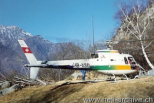 Valle Maggia/TI, aprile 1989 - L'AS 350B1 Ecureuil HB-XSO in servizio con la Heli-TV (O. Colombi)