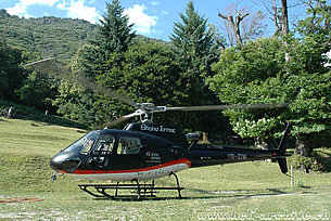 Sementina, San Defendente/TI, luglio 2009 - L'AS 350B3 Ecureuil HB-ZIW in servizio con la Tarmac Aviation (M. Bazzani)