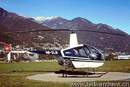 Aeroporto cantonale di Locarno/TI, novembre 2000 - Il Robinson R-22HP HB-XLN di Georg Heussi (M. Bazzani)