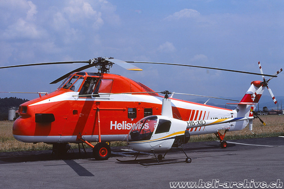 The tiny Robinson R-22 HB-XID beside the Sikorsky S-58T HB-XDT (P. Schüpbach)