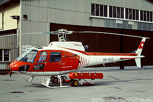 Samedan/GR, March 1999 - The AS 350B2 Ecureuil HB-XUZ in service with Heliswiss (M. Bazzani)