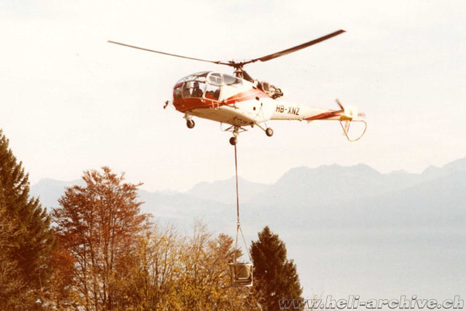 1984 - The SE 3160 Alouette 3 HB-XNZ supplies gravel to a mountain construction site in the Swiss Alps (archive D. Vogt)