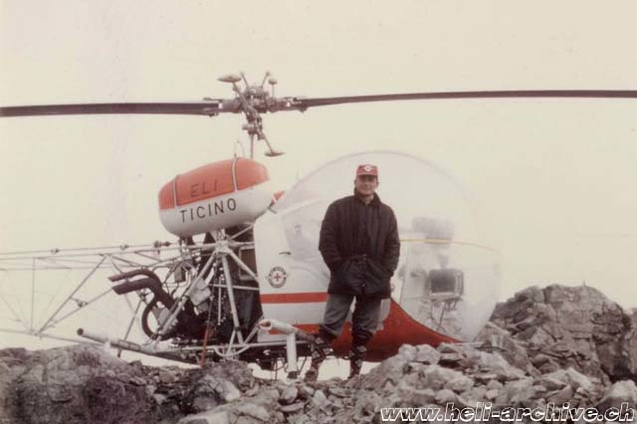Siegfried (Sigi) Stangier fotografato accanto all'Agusta-Bell 47G3B-1 HB-XBY (HAB)