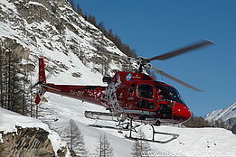 Zermatt/VS, febbraio 2010 - L'AS 350B3+ Ecureuil HB-ZKF in servizio con la Air Zermatt (M. Bazzani)
