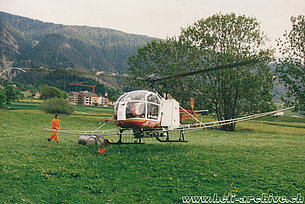 Valais, 1980s - The SA 315B Lama HB-XDG in service with Air Glaciers fitted with a spray equipment (archive B. Pollinger)