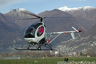 Locarno/TI, marzo 2002 - Lo Schweizer 300C HB-ZBO in servizio con la Eliticino (M. Bazzani)