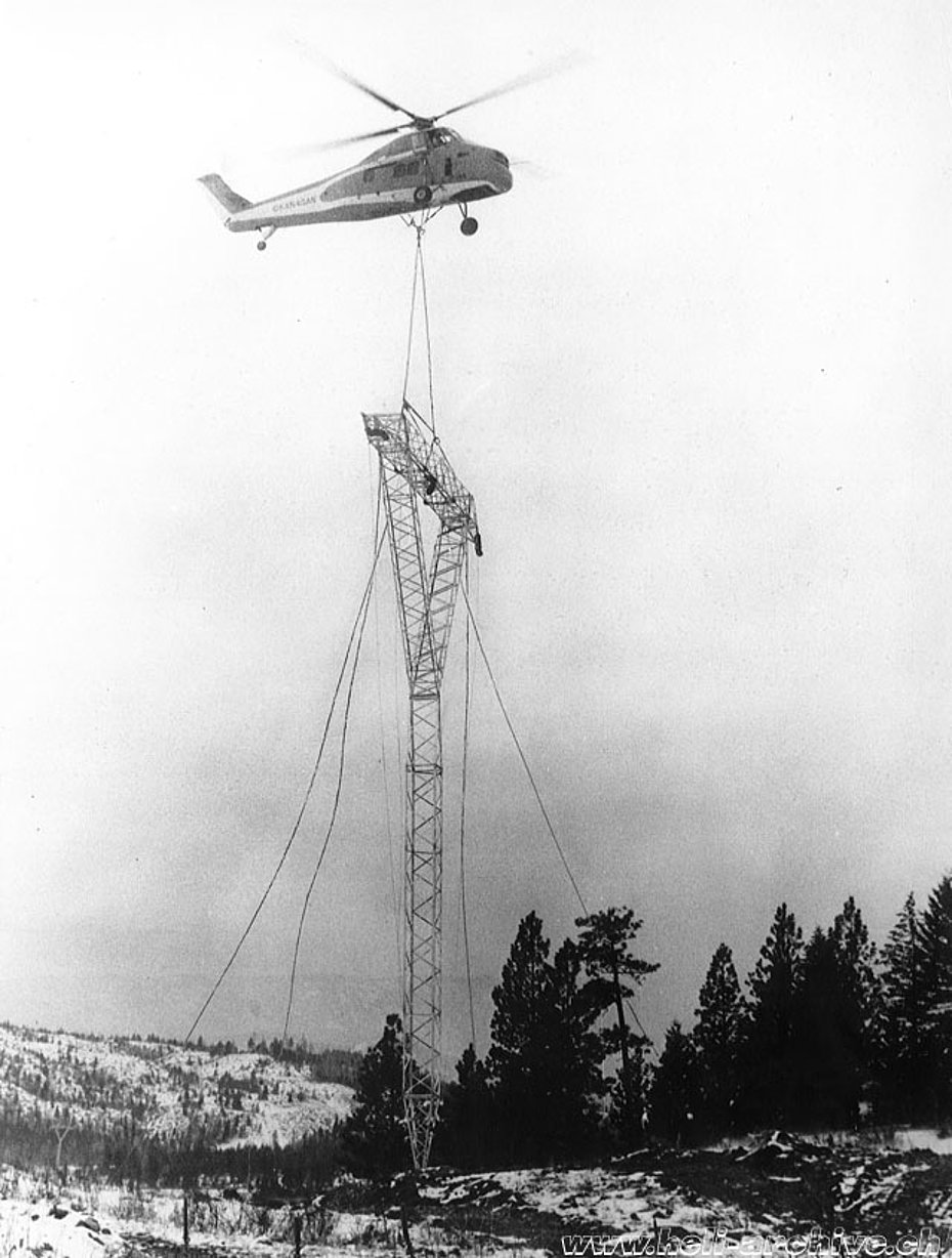 Uno dei Sikorsky S-58T impiegati dalla Okanagan impegnato nel posizionamento di un pilone per una nuova linea elettrica (HAB)