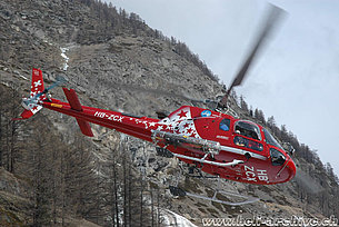 Zermatt/VS, marzo 2007 - L'elicottero AS 350B3 Ecureuil HB-ZCX decolla dalla base della Air Zermatt (M. Bazzani)