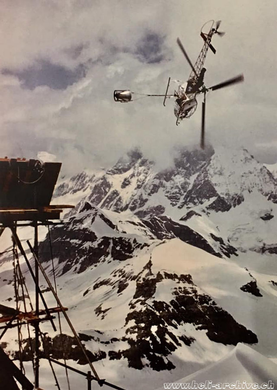 1976-1979 - Bernd Van Doornick in action with the SA 315B Lama HB-XEV during the construction of the cable-car end station on the Klein Matterhorn, at that time the highest construction site in Europe at an altitude of 12,500 ft/3'820 m/asl (archive BVD)