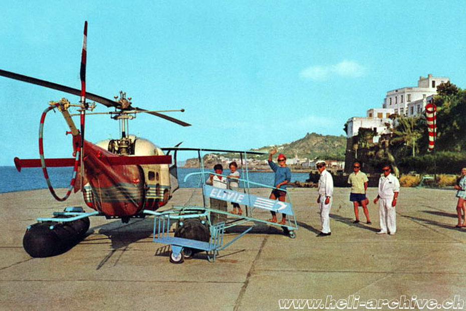 Ischia/Eliporto Casamicciola, anni Sessanta - Alcuni passeggeri si apprestano ad imbarcarsi su un Agusta-Bell 47J Ranger in servizio con la Elivie (HAB)