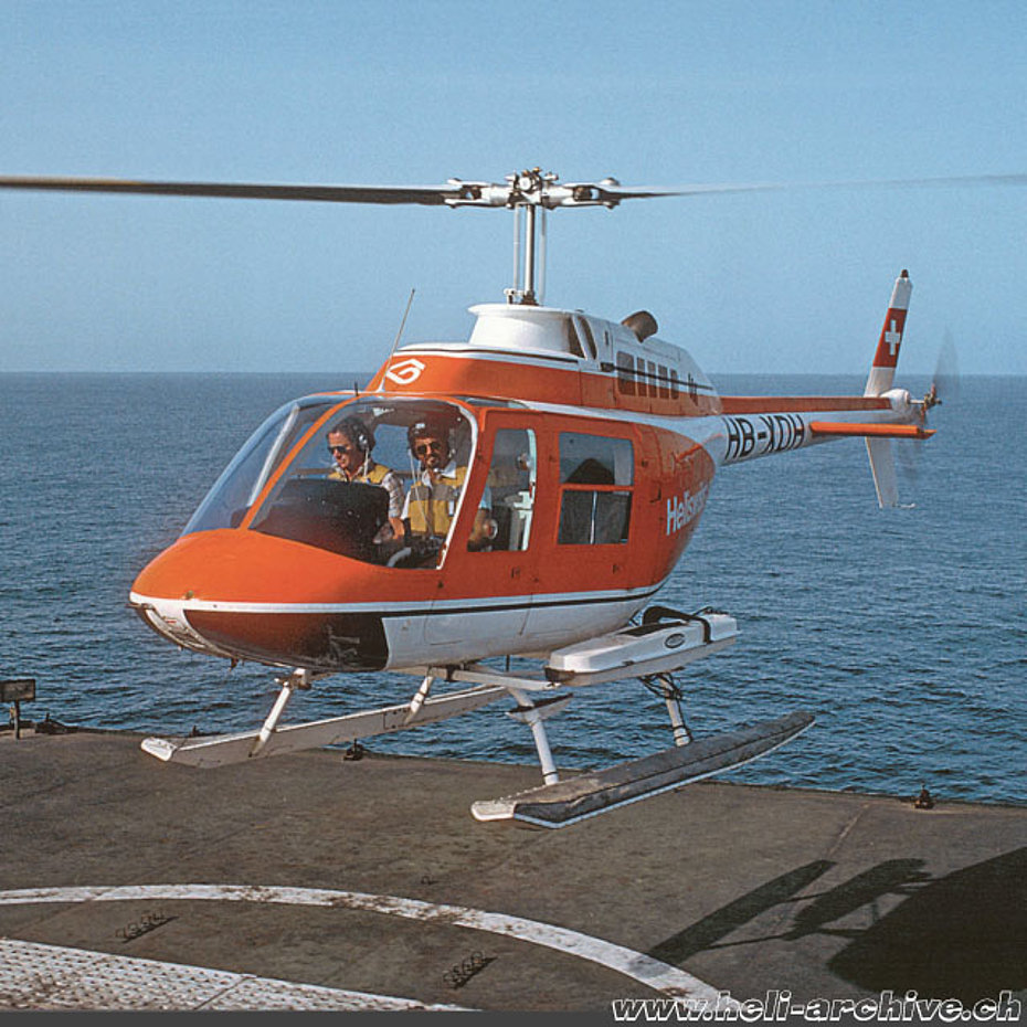 1972 - Ai comandi dell'elicottero Bell 206A Jet Ranger HB-XDH usato in Mauritania per localizzare i banchi di pesce (archivio P. Aegerter)