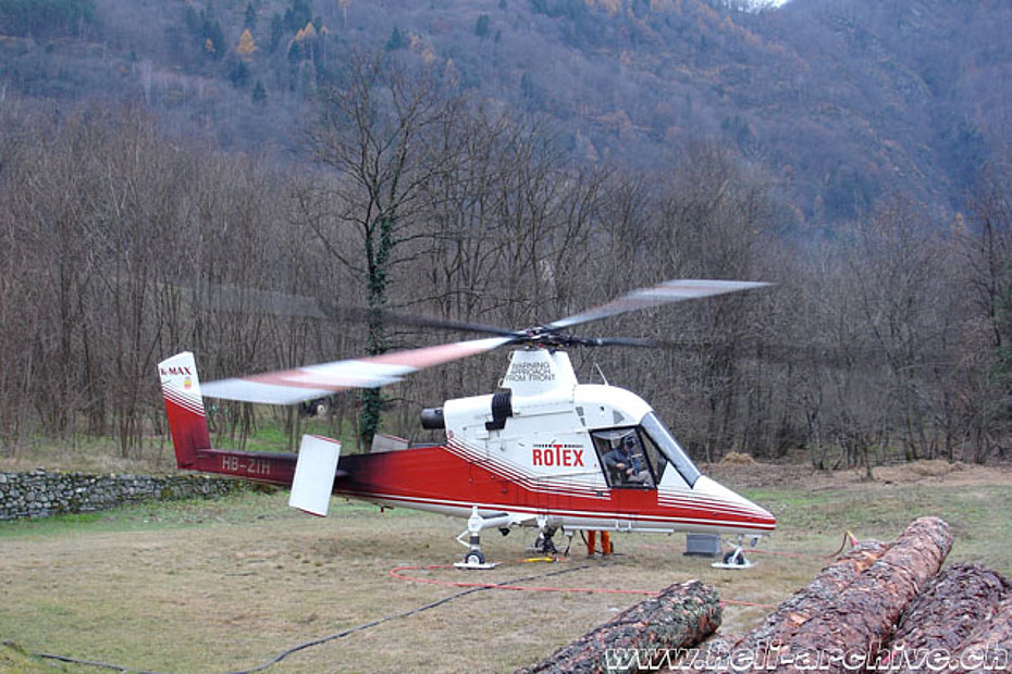 Valle Maggia/TI, novembre 2007 - Il Kaman K-1200 K-MAX HB-ZIH in servizio con la Rotex Helikopter AG (O. Colombi)