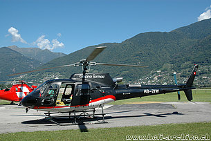 Locarno airport/TI, August 2011 - The AS 350B3 Ecureuil HB-ZIW in service with Tarmac Aviation SA (M. Bazzani)