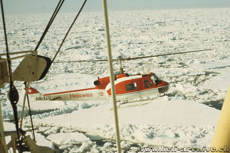 Spitsbergen island, May 1972 - JB Schmid is charged to discharg drilling equipment from a merchant ship using the Agusta-Bell 204B (JB Schmid)