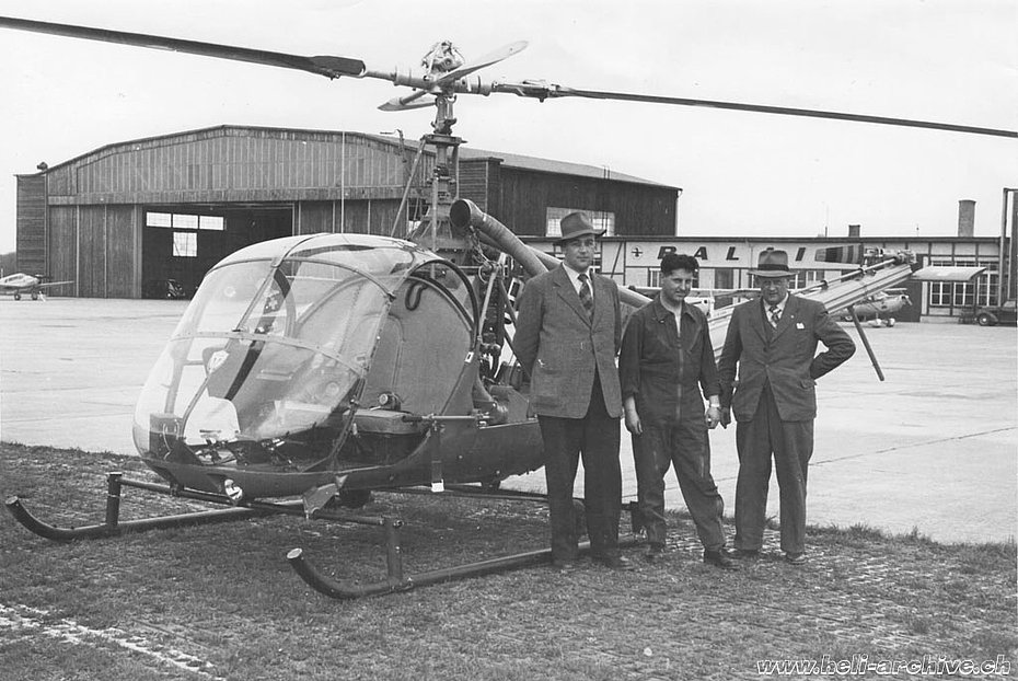 Il pilota Oswald Matti (al centro) insieme a due funzionari di polizia e l'elicottero Hiller UH-12B HB-XAC utilizzato sperimentalmente per compiti di polizia (archvio O. Matti)