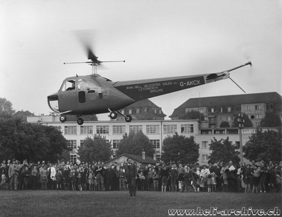 Zurich-Wollishofen, October 14, 1947 - A large crowd watch enthusiastically the evolution of the the Bell 47B G-AKCX (H. Gemmerli) 
