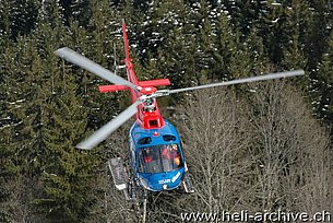 Saanen/BE, gennaio 2010 - L'AS 350B2 Ecureuil HB-XSO in servizio con la Heli-TV (B. Siegfried)