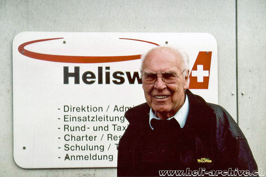 Belp/BE, autunno 2001 - Walter Demuth fotografato durante una visita alla base della Heliswiss (M. Bazzani)