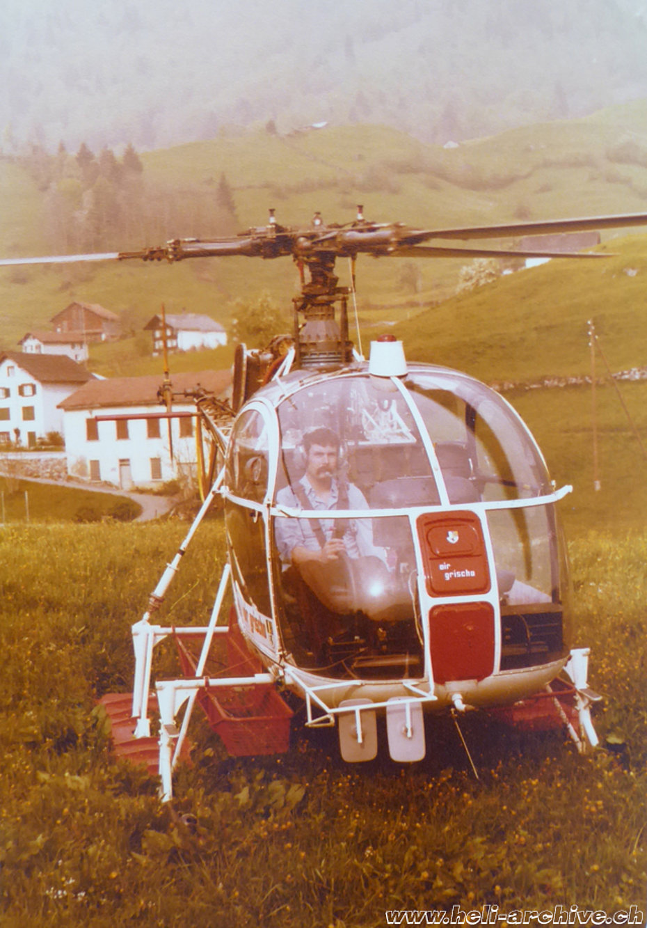 Peter Kolesnik ai comandi dell'SA 315B Lama HB-XFX della Air Grischa (famiglia Kolesnik)