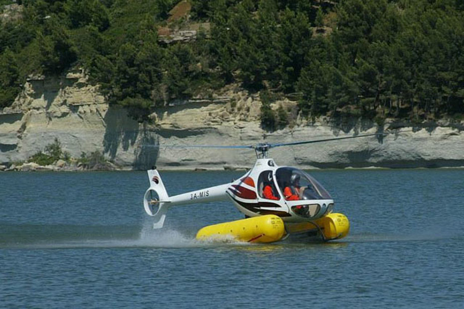 Un Guimbal Cabri G2 equipaggiato con galleggiati d'emergenza autogonfiabili (Guimbal Hélicoptères)