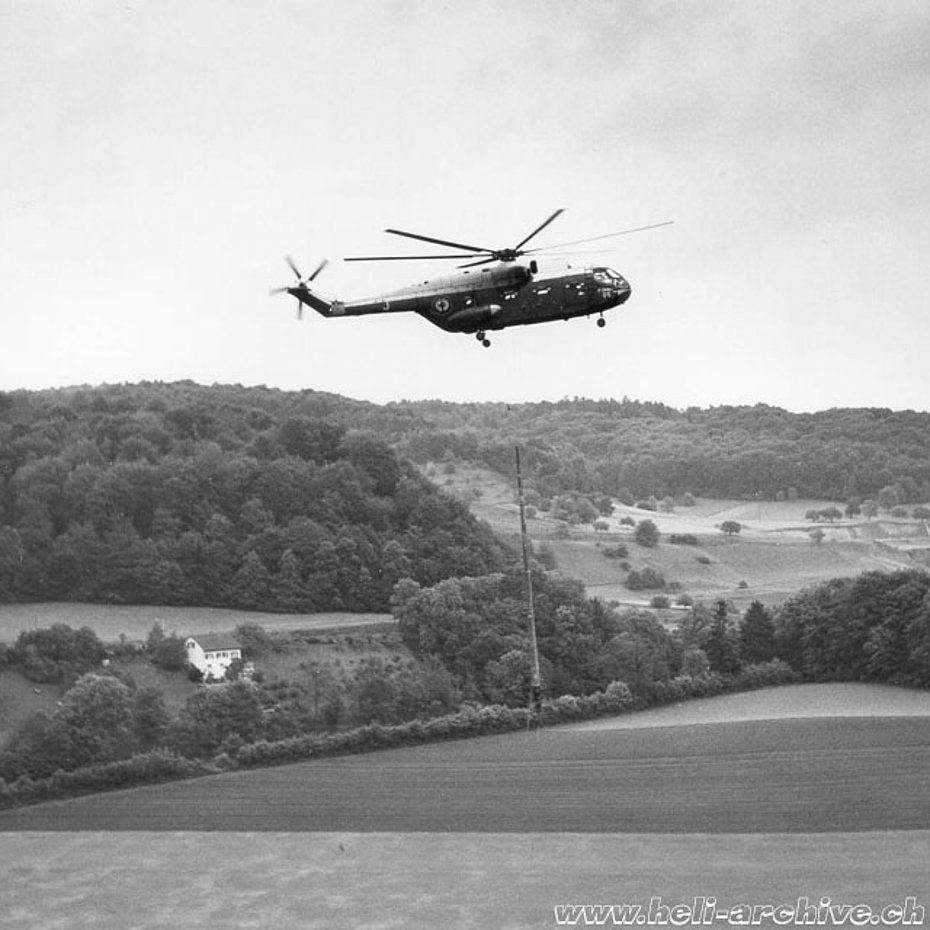 Windisch/AG, May 27, 1966 - The SA 321 Super Frelon F-ZWWJ transports and set in position four heavy concrete pylons (HAB) 