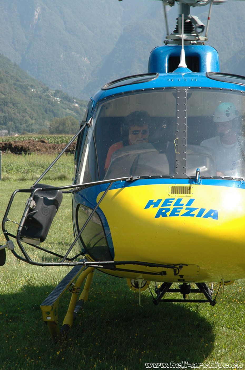 San Vittore/GR, August 2008 - Heinz von Wyl at the controls of the AS 350B3 Ecureuil HB-ZCM in service with Heli-Rezia (M. Bazzani)