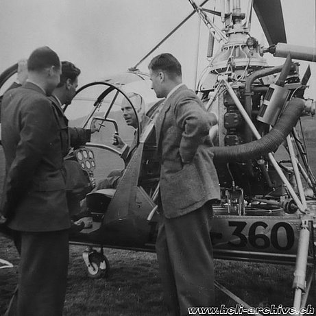 Spreitenbach/AG, March 1950 - Hansueli Weber (first from right) attended the first course for helicopter pilots organized in Switzerland. At the controls Dr. Max Ras talks with the instructor Albert Villard and Sepp Bauer (HAB)