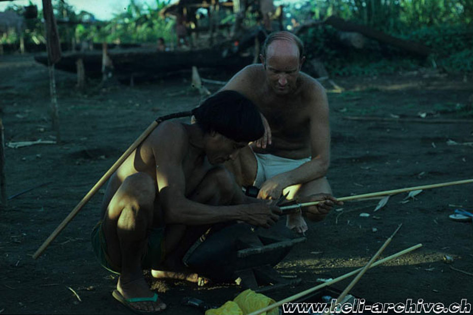 JB Schmid incuriosito da un indios dell'Amazzonia intento a fabbricare alcune frecce (P. Aegerter)