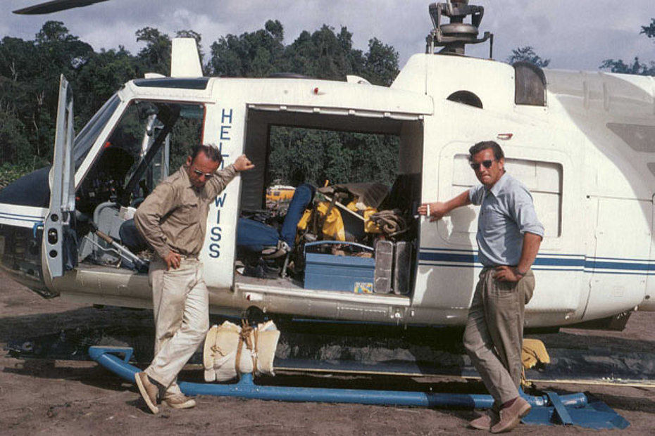 Suriname anni Settanta - Walter Tschumi (a destra) insieme a Edy Krebs con l'Agusta-Bell 204B HB-XBO della Heliswiss (archvio W. Tschumi)