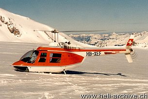 Alpi svizzere, anni Ottanta - Il Bell 206B Jet Ranger II HB-XEF in servizio con la Heliswiss (archivio E. Devaud)