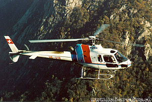 Avegno/TI, September 1997 - The AS 350B2 Ecureuil HB-XYR in service with Air Grischa (M. Bazzani)