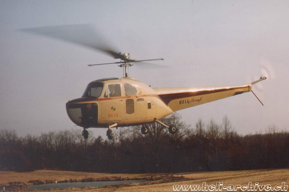 Il Bell 47B N5C fotografato in volo nel 1984 dopo i lavori di restauro (C. Voss)