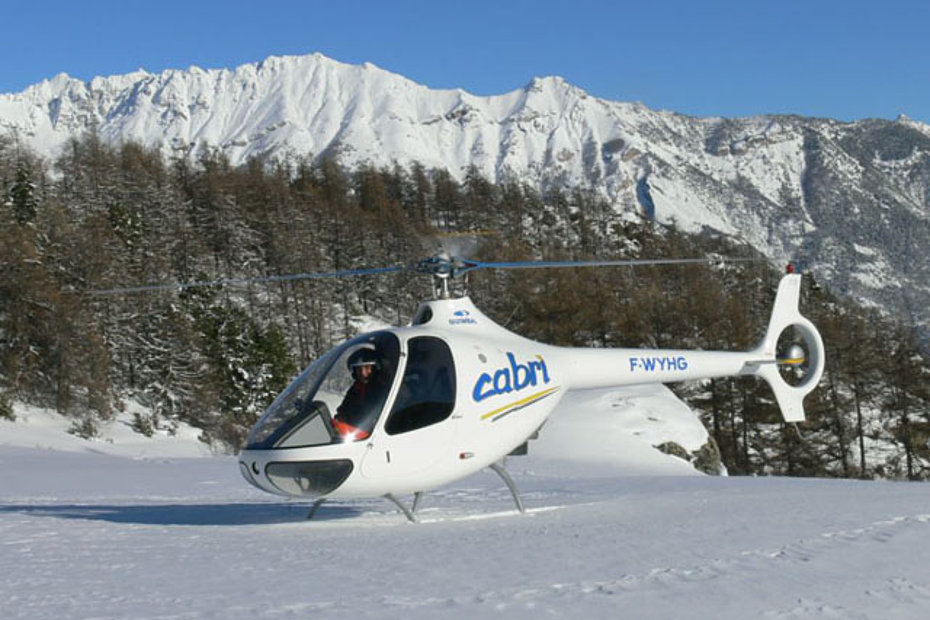 Il Guimbal Cabri G2 F-WYHG fotografato in un bellissimo scenario alpino (Hélicoptères Guimbal)
