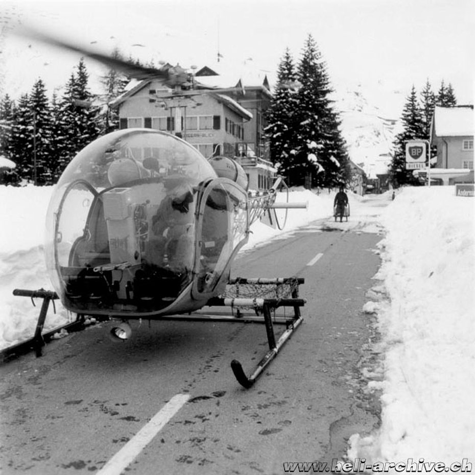 Andermatt/UR, aprile 1958 - Walter Demuth ai comandi dell'Agusta-Bell 47G HB-XAV in servizio con la Heliswiss (HAB - W. Demuth)