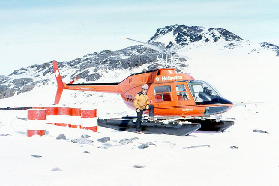 Groenlandia, estate 1973 - Toni Lötscher accanto al Bell 206A Jet Ranger HB-XDB in servizio con la Heliswiss (T. Lötscher)