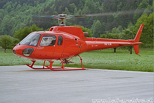 Erstfeld/UR, giugno 1997 - L'AS 350B Ecureuil HB-XJW in servizio con la Heliswiss (K. Albisser)