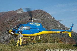 Centovalli/TI, ottobre 2007 - L'AS 350B2 Ecureuil HB-XVM in servizio con la Heli-Rezia (M. Bazzani)