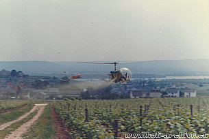 1968 - The Bell 47G2 HB-XAW in service with Heliswiss photographed while spraying vineyard (P. Füllemann)