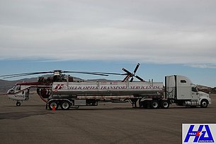 California, novembre 2007 - Sikorsky CH-54B Sky Crane N722HT - Da notare la grandezza del camion cisterna, proporzionata al consumo dell'elicottero! (M. Bazzani)