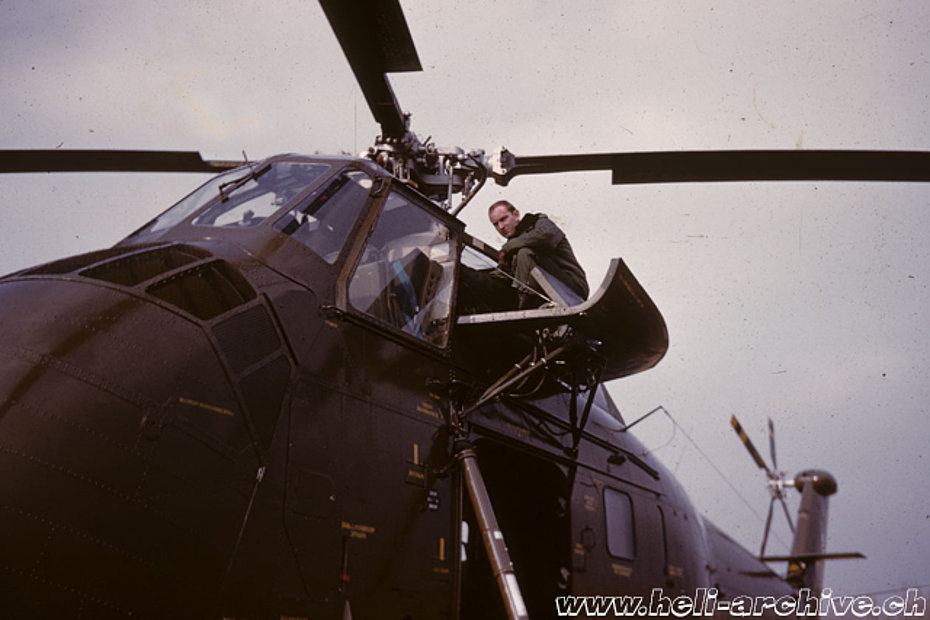 JB Schmid in Algeria con un Sikorsky H-34/S-58 in servizio con l'ALAT (JB Schmid)