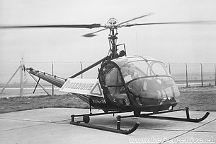 1954 - Il pilota elvetico Sepp Bauer ai comandi dell'elicottero Hiller UH-12B HB-XAC in servizio con la Bührle & Co (HAB)