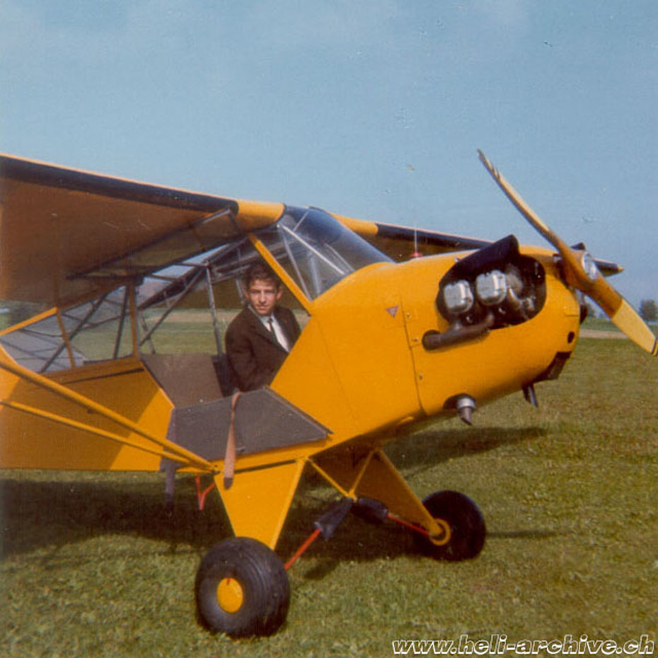 Ernest Devaud ai comandi di un Piper PA-18 Cub