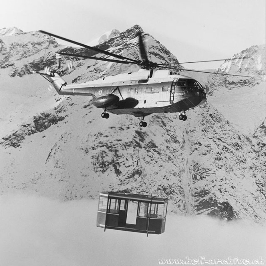 December 1966 - The SA 321 Super Frelon F-WJUX transports one of the two cabins of the Blauherd - Unterrothorn cablecar which entered in service in July 1967 (HAB)