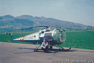 Belp/BE, estate 1967 - Adolf Litzler, allora giovane meccanico presso la Heliswiss, posa accanto all'elicottero Brantly B.2 HB-XAZ in servizio con la Scania SA (foto A. Litzler)